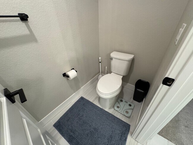 Building Photo - Modern 3-Bed, 2-Bath Townhome with Spaciou...