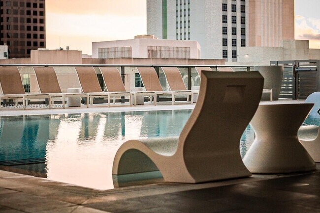 Building Photo - 333 N New River Dr E