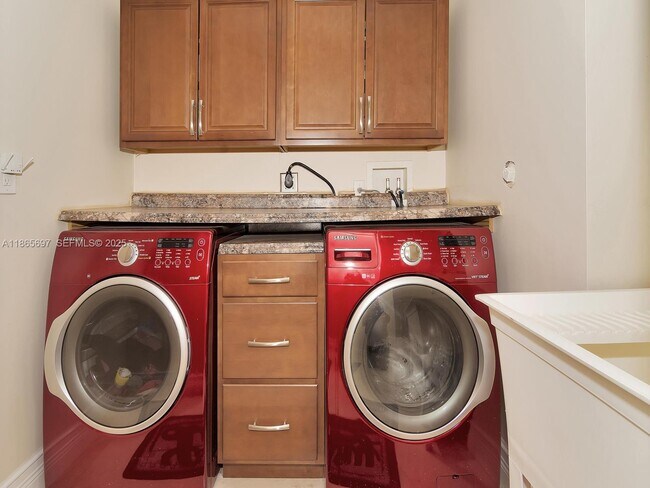 Building Photo - 3141 Hollywood Blvd