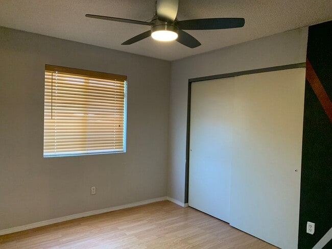 Building Photo - 3 BEDROOM HOME!