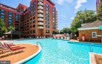 Building Photo - Rosslyn Studio | All Utilities Included | 1.5 Blocks to Metro