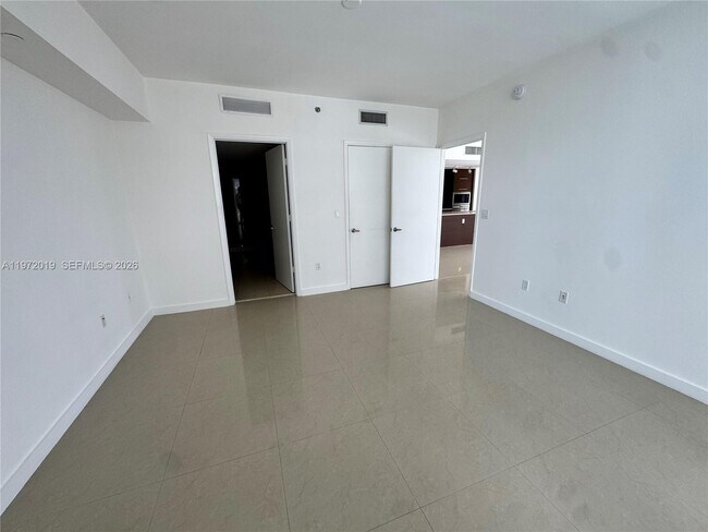 Building Photo - 495 Brickell Ave