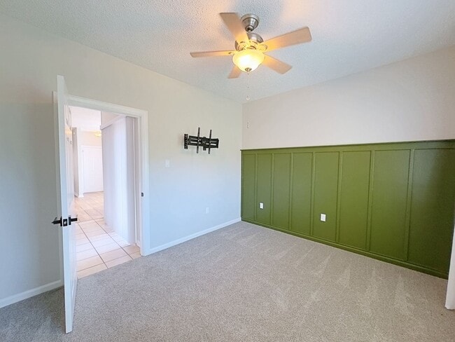 Building Photo - Welcome to this charming 2-bedroom, 2-bath...