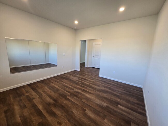 Building Photo - Like new 3 bedroom 2.5 bath with loft