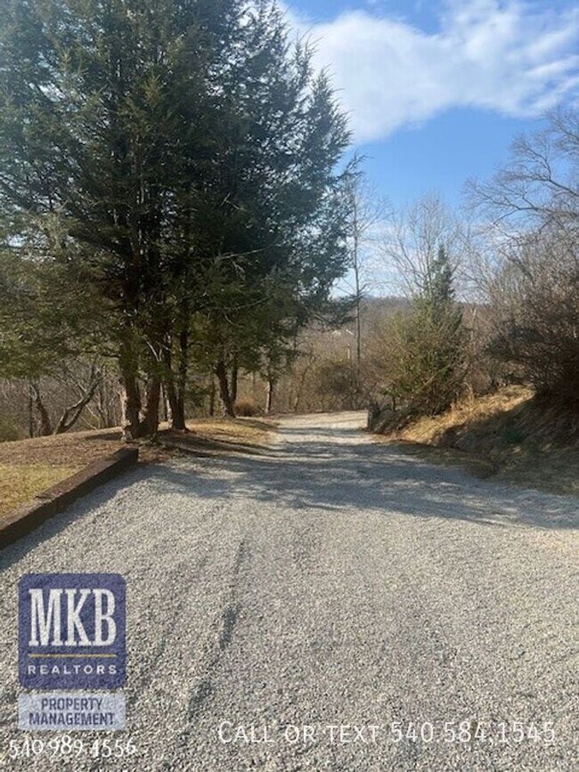 Building Photo - 6221 Shady Acres Dr