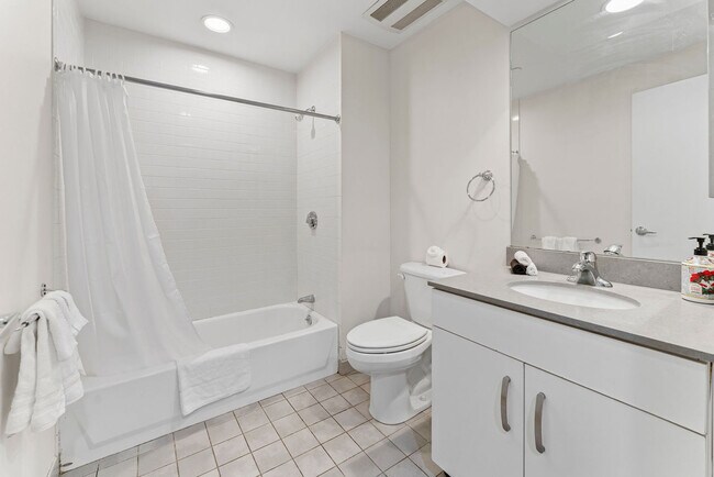 Building Photo - 601 Albany St