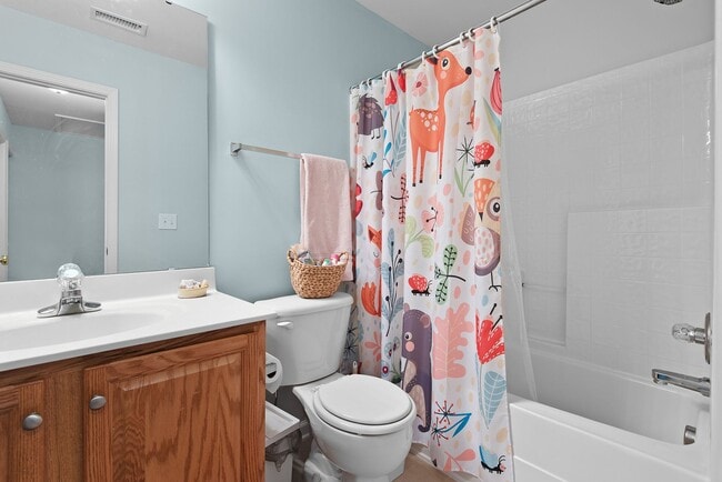 Building Photo - Spacious Single Family Home: Available July 10th