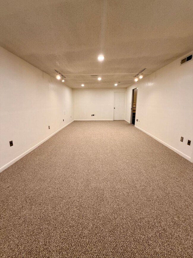 Building Photo - Lovely 5-bedroom, 2¾-bath home located in the heart of Old Town Firestone!