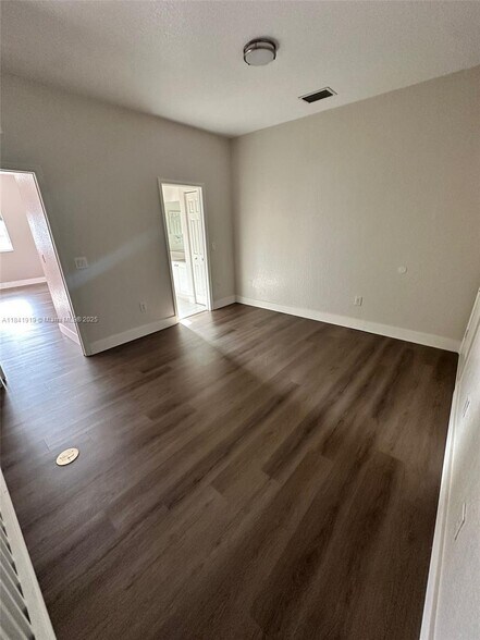 Building Photo - 3018 NW 30th Ave