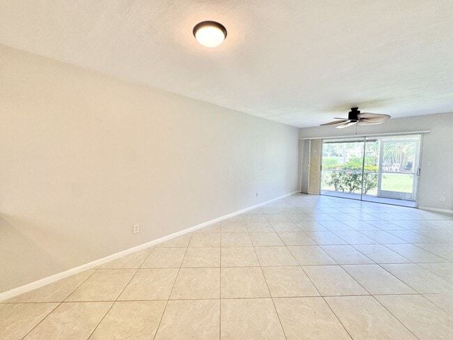 Building Photo - ** BRADSTROM VILLAGE ** 3 BED / 2 BATH CON...