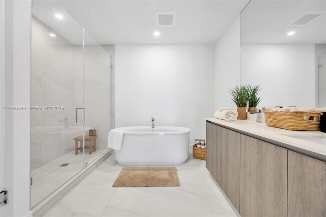 Building Photo - 17550 Collins Ave