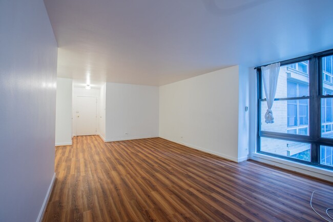 Building Photo - Beautiful 2 BR/1 BA Condo in Dupont Circle!