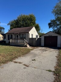 Building Photo - Two Bedroom One Bathroom Home in Machesney...