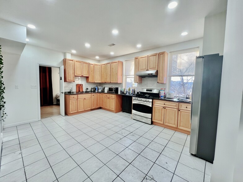 Building Photo - 16 Copenger St