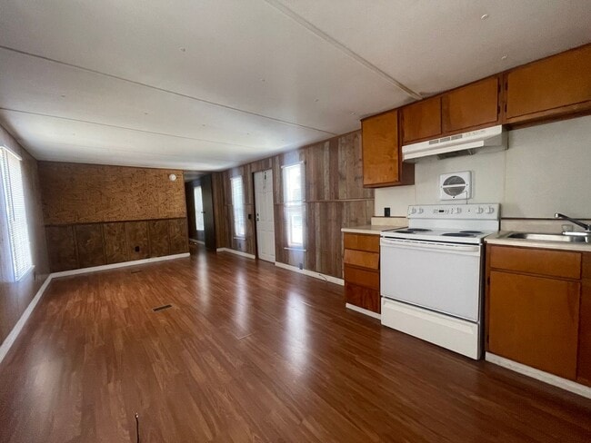 Building Photo - 2 Bed 1.5 Bath