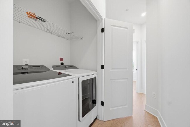 Building Photo - 10235 Dalmatian St