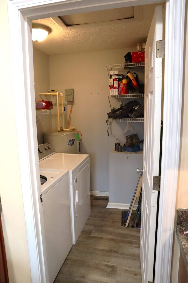 Building Photo - 1023 Rueland Dr