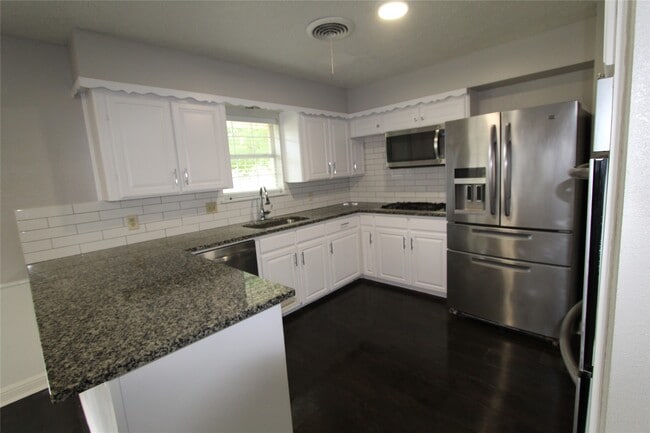 Building Photo - 409 Riverbend St