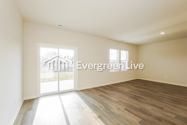 Building Photo - 710 Shoemaker Ln