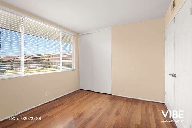 Building Photo - WESTLAKE HILLS- 5 BEDROOMS on a Quiet Street. Walk to everything!!!