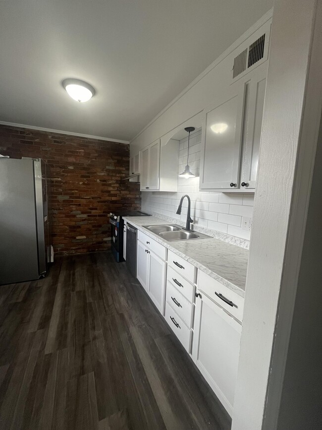 Building Photo - 356 S Cherry St