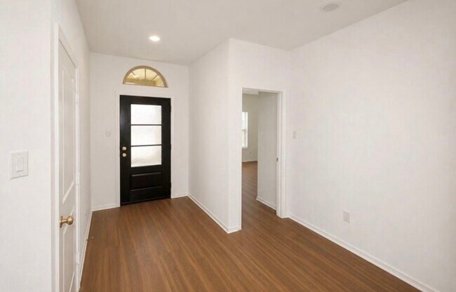 Building Photo - 7907 Elk Grv Ln