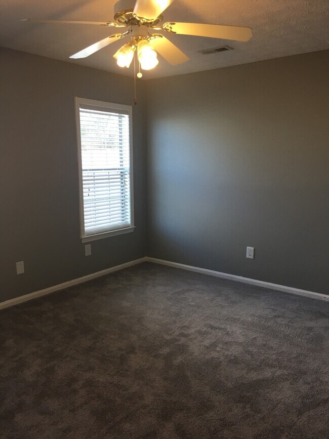Building Photo - 4 Bedroom 2 Bathroom Home