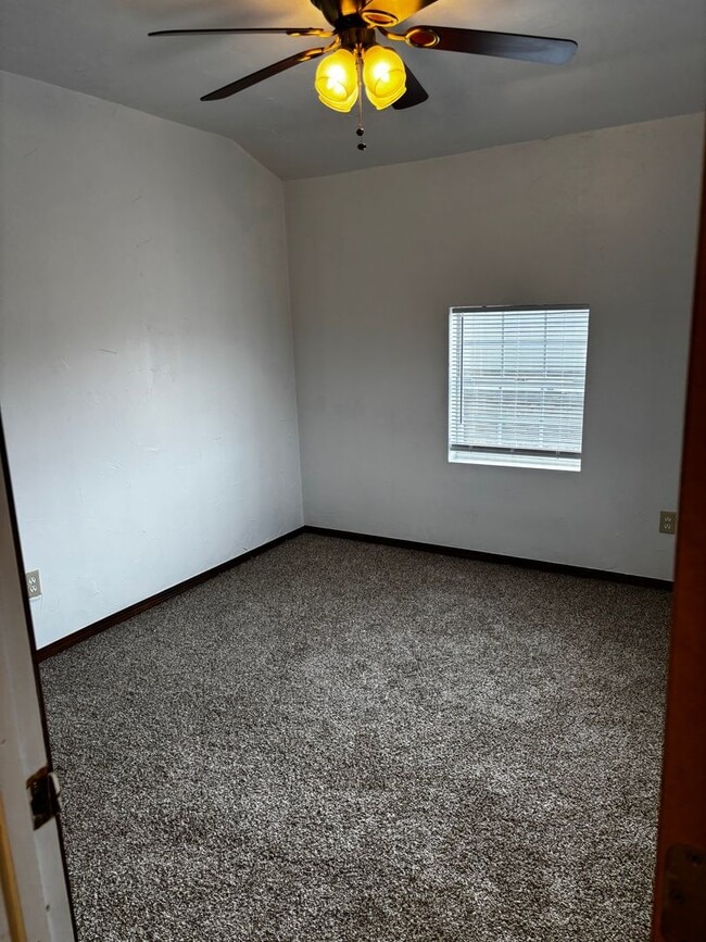 Building Photo - Adorable and spacious 2br 1ba apartment
