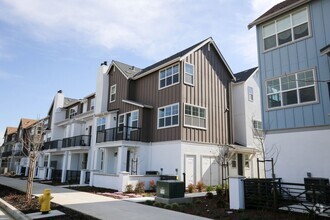 Building Photo - Modern Farmhouse Style Townhome 2 bed 2.5 ...