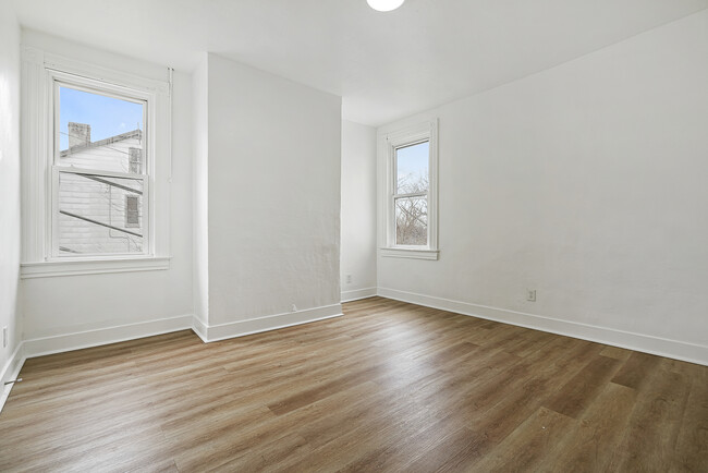 Building Photo - 198 Oneida St