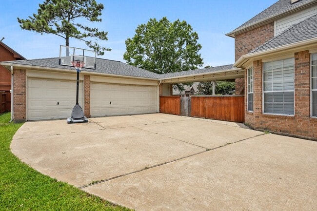 Building Photo - 5819 Santa Fe Springs Dr