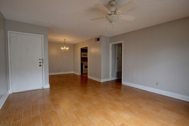 Building Photo - Two Bedroom Condo near downtown Fairhope!