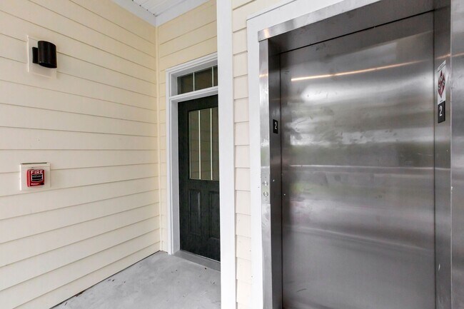 Building Photo - Updated 2-Bedroom Home in Indigo Hall at H...