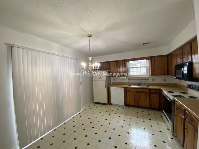 Building Photo - 2 Bedroom / 2.5 Bathroom / Amenities Include Pool & Tennis Courts / Assigned Parking / Minutes to...