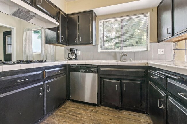 Building Photo - 6911 Bellaire Ave