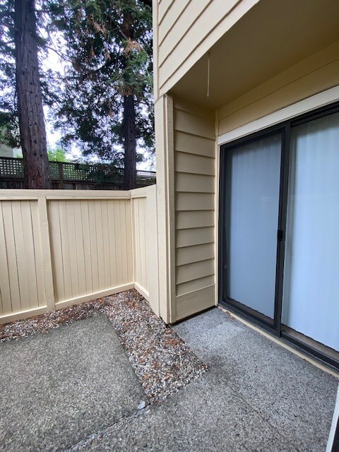 Second bedroom patio access - 1501 Woodlake Dr