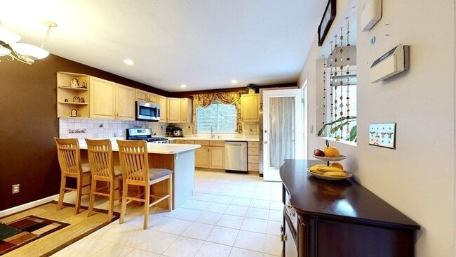 Building Photo - 445 Captain Eames Cir