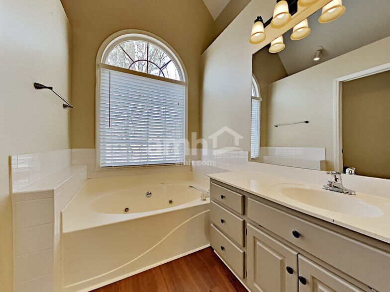 Building Photo - 303 Lismore Ter