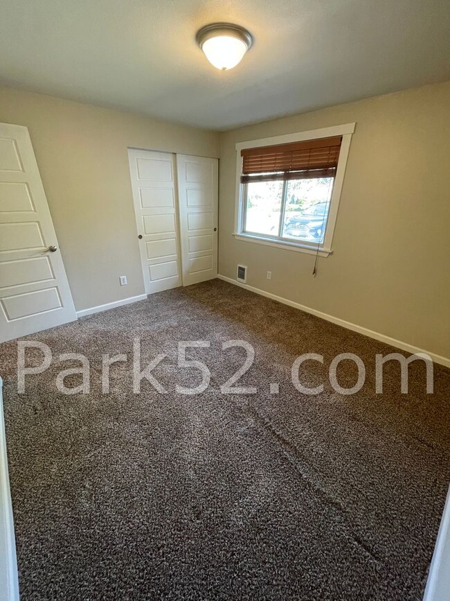 Building Photo - Pet Friendly 3 Bedroom Rambler!