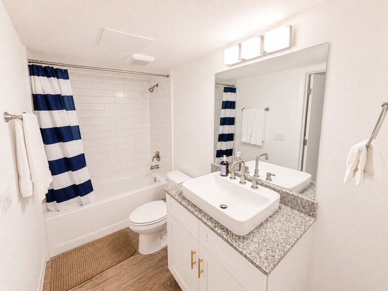 Building Photo - 824 Camino La Costa