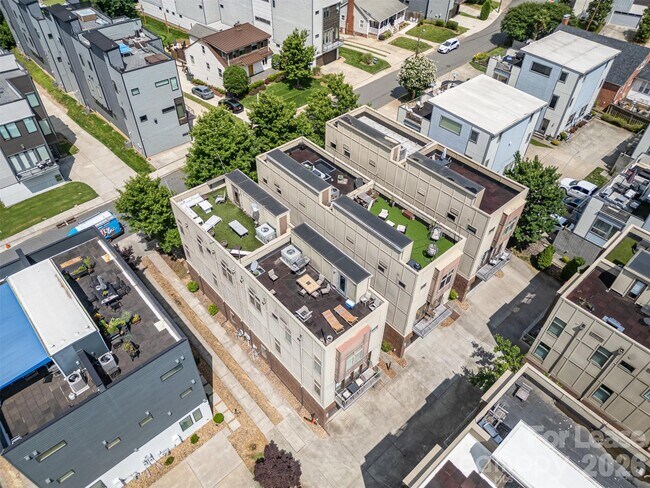 Building Photo - 925 Westbrook Dr