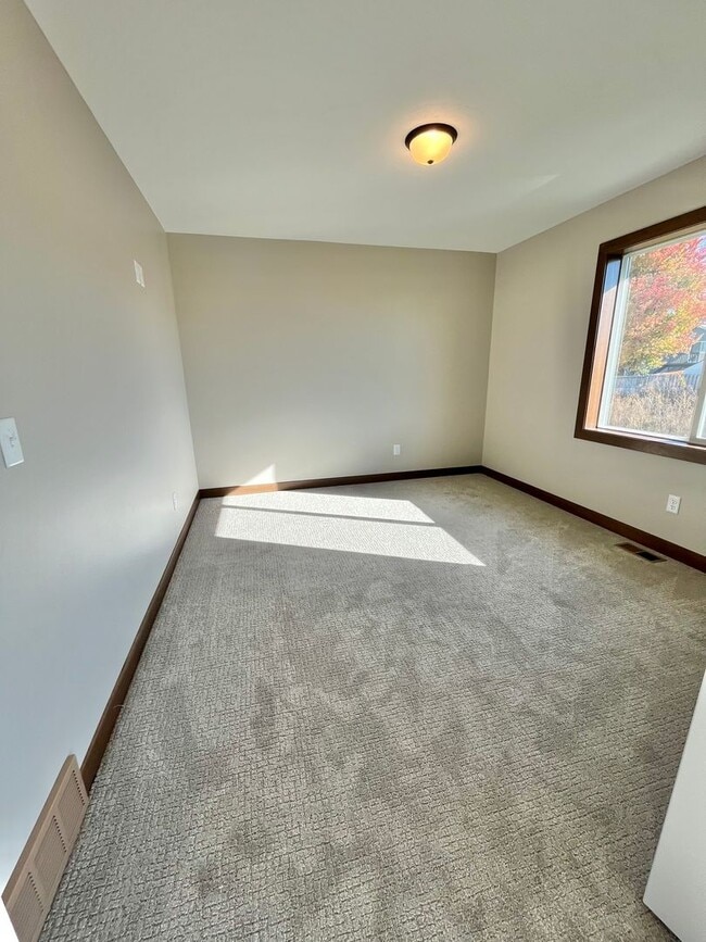 Building Photo - Stunning 5 Bed/2.5 Bath Townhome!