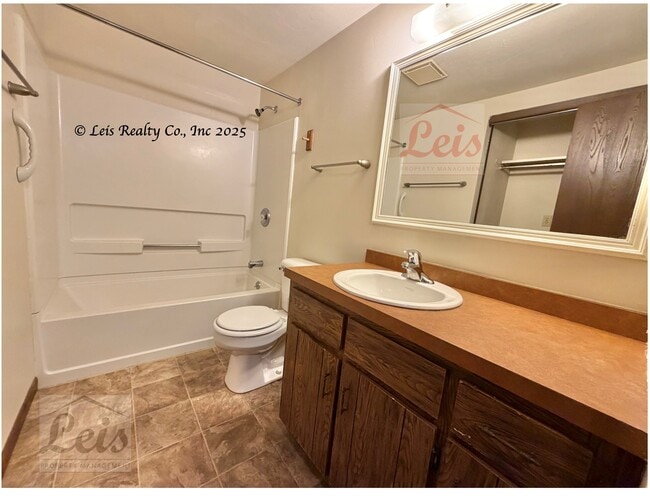 Building Photo - 1525 Saratoga Dr