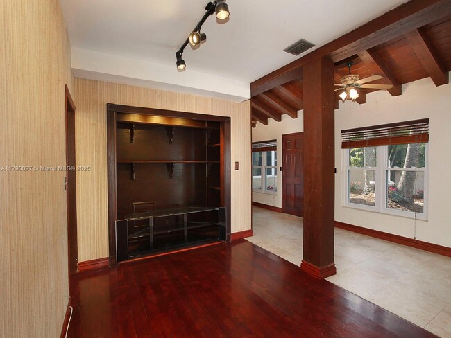 Building Photo - 339 NE 96th St