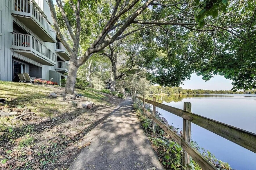 Walking path around lake - 25 Shoreline Rd