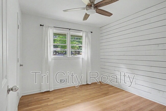 Building Photo - 212 Hilltop Dr