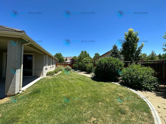 Building Photo - 3 Bedroom 2 Bathroom with Garage covered patio and beautiful yard!