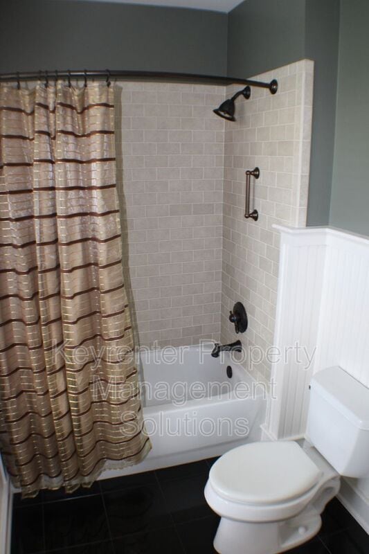 Building Photo - 100 W Village Dr