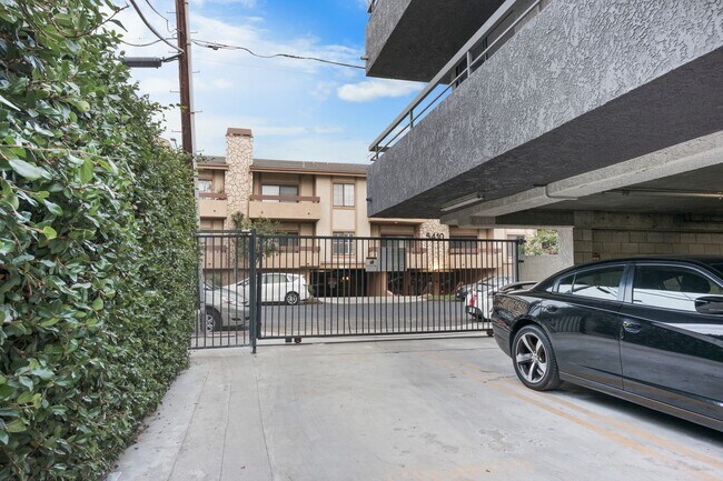 Building Photo - Newly Remodeled 2 Bed, 2 Bath Apartment in Valley Village!