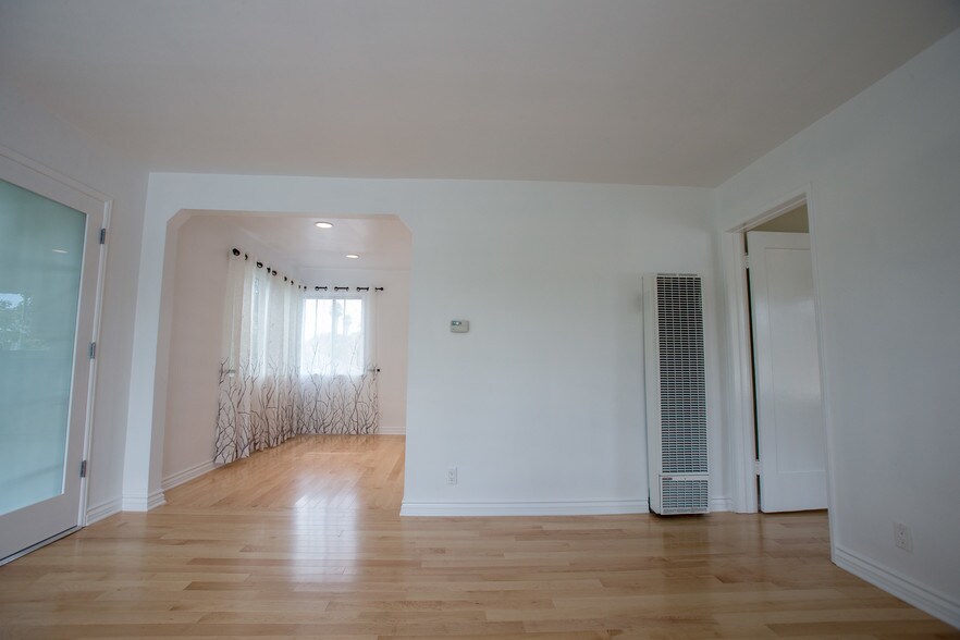 Dining area - 5916 Ernest Ave